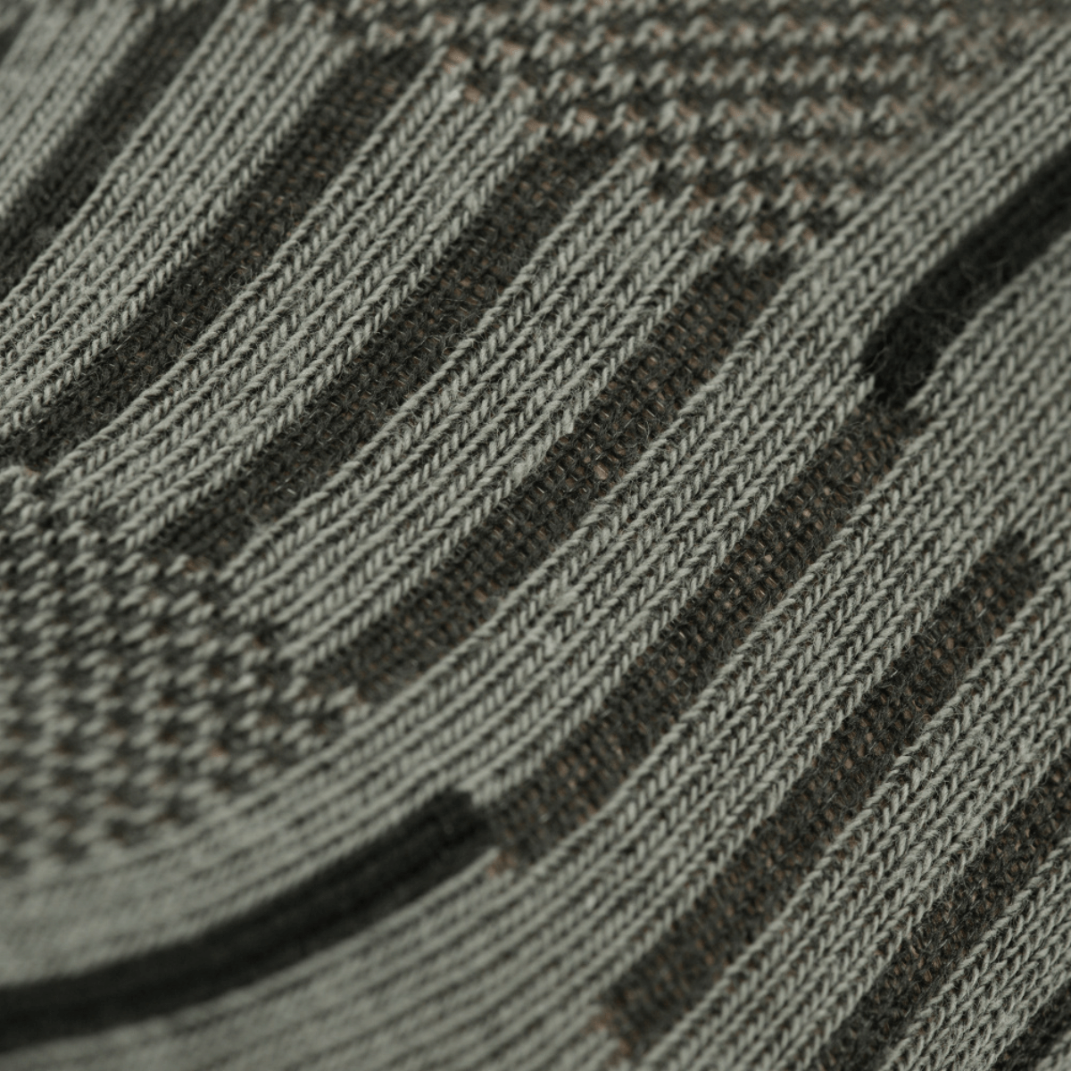 Nærbillede af M-Tac Letvægtssokker Mk.3 med ergonomiske trykpunkter og åndbart materiale, ideelle til trekking og sommerbrug.