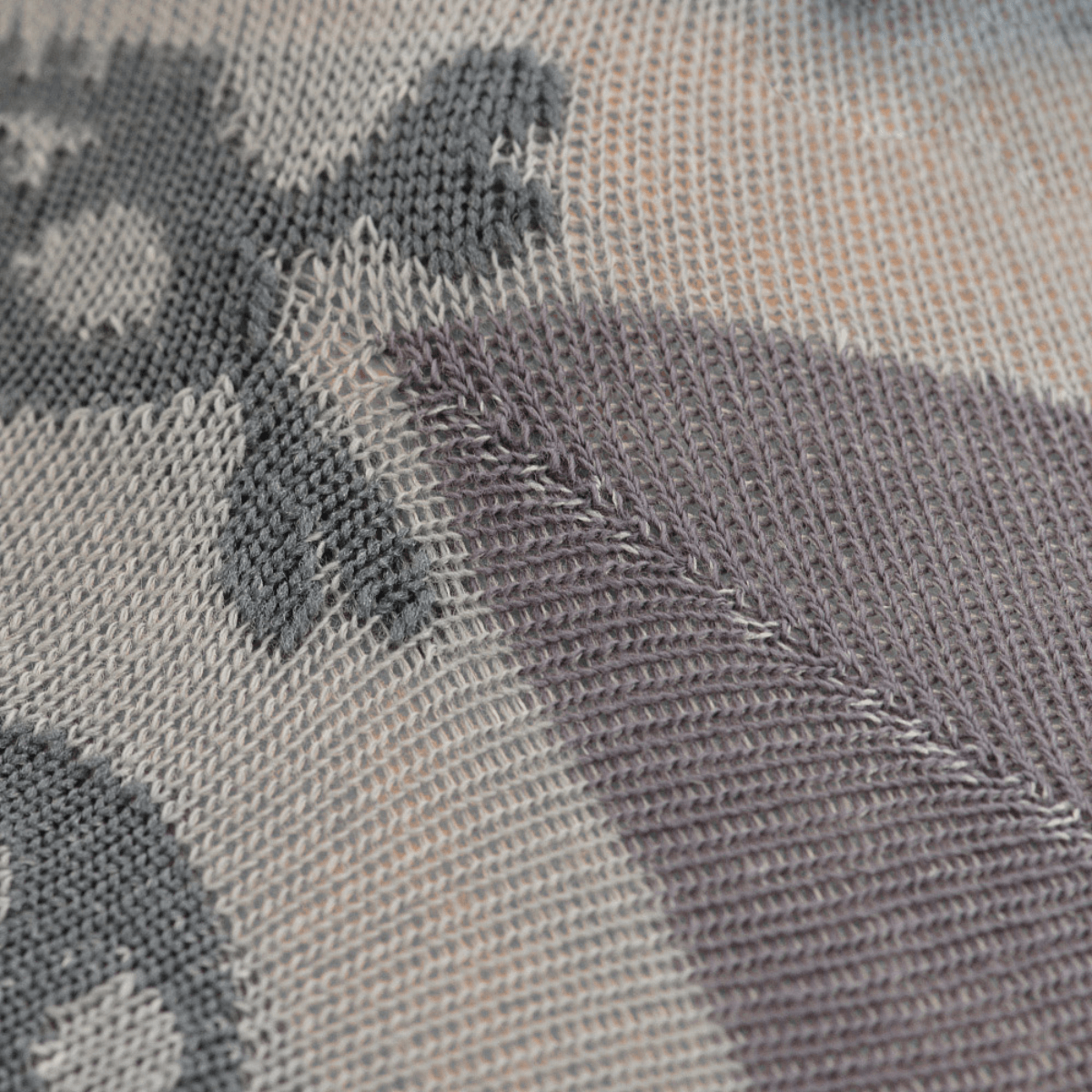 Nærbillede af M-Tac Letvægtssokker Mk.3 Pirate Skull i sommerdesign med piratmotiv. Ergonomisk og åndbart materiale til trekking.