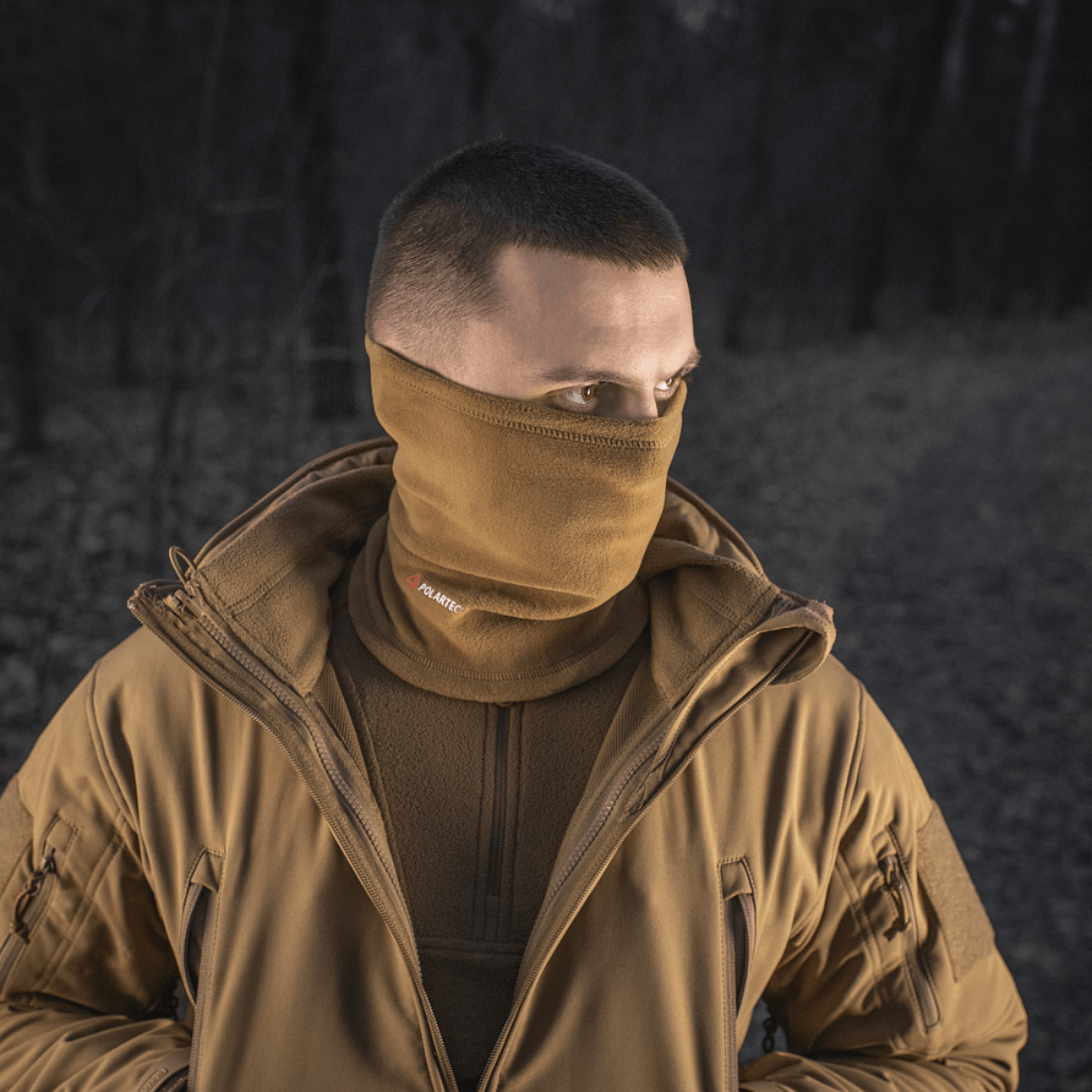 M-Tac Tube Scarf Polartec i brug som varm ansigtsmaske til udendørs aktiviteter i kolde årstider, beskyttelse mod vind og regn.