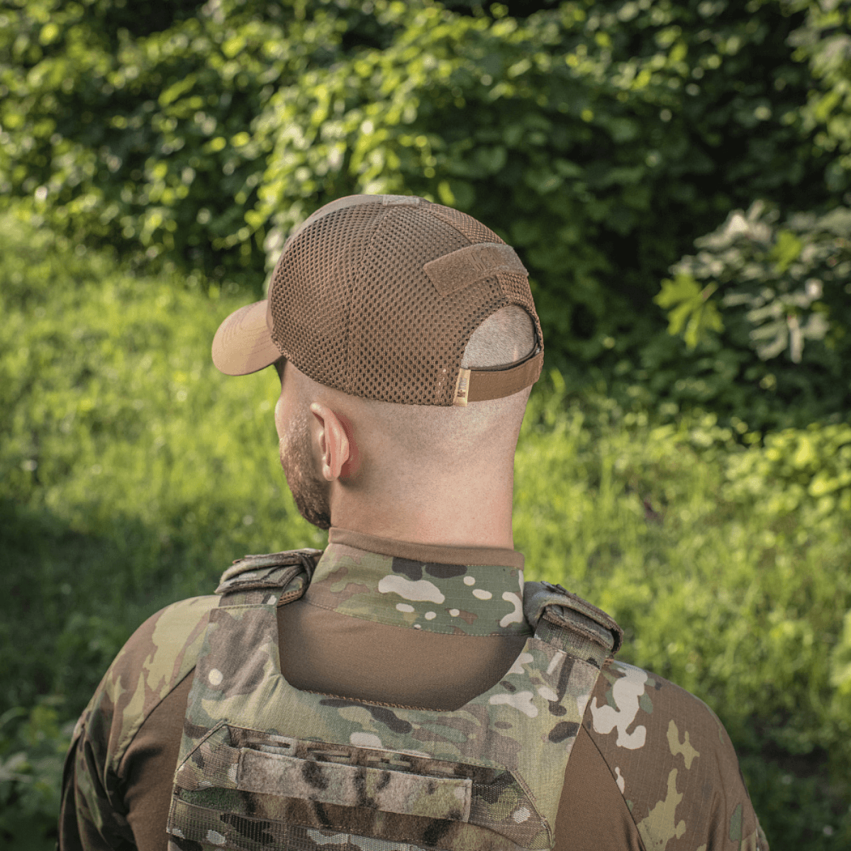 M-Tac Baseball Cap Ripstop Elite Flex bæres udendørs i en skov omgivelser