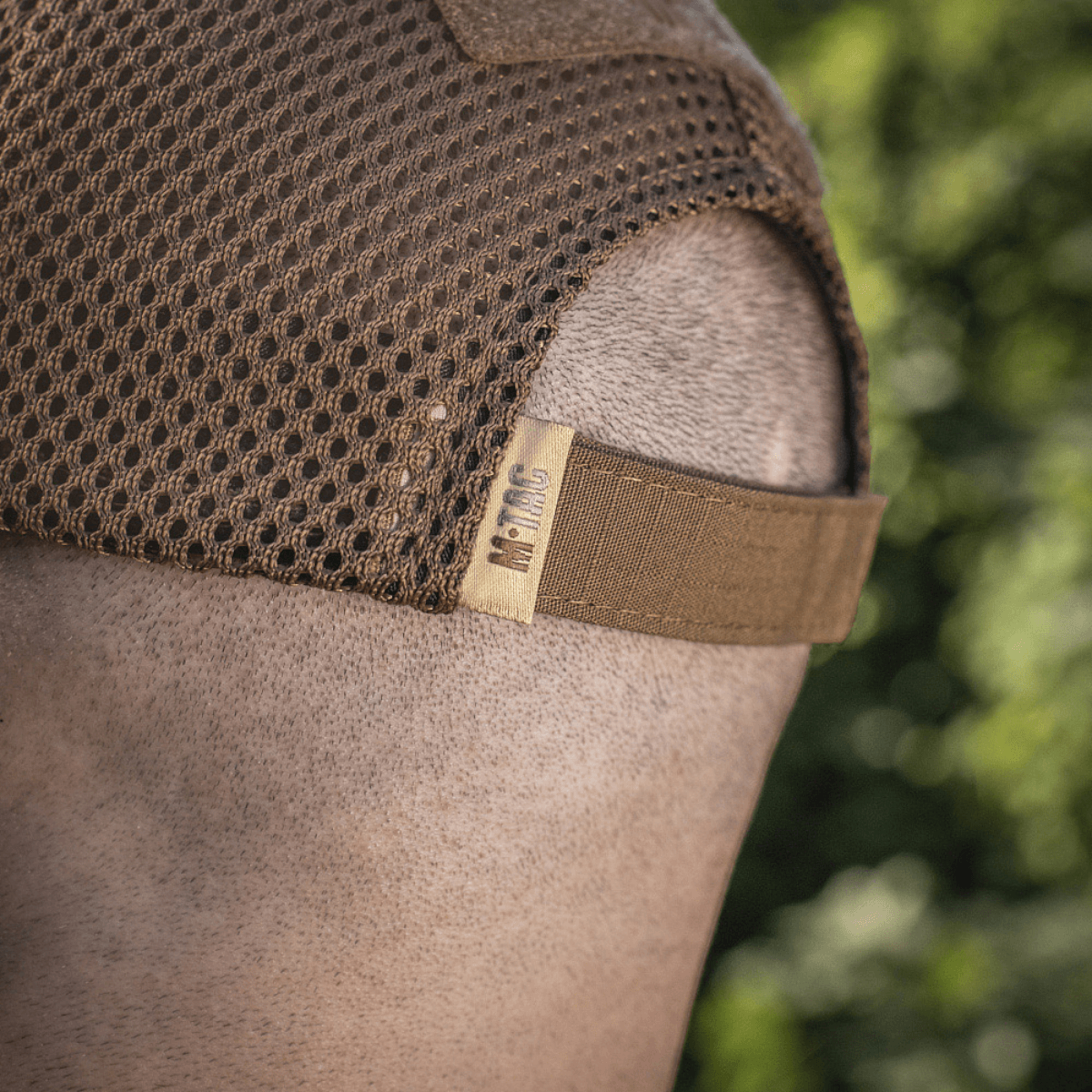 M-Tac Baseball Cap Ripstop Elite Flex i mesh stof, brun farve, set bagfra i udendørs miljø