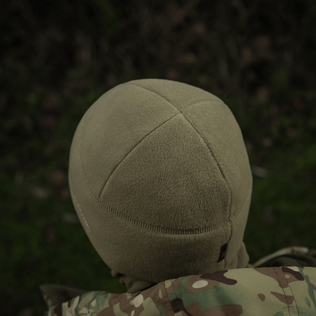 M-Tac Fleece Polartec Watch Cap i beige set bagfra, fremstillet af Polartec® 200 Series fleece, perfekt til vinter og udendørs brug.