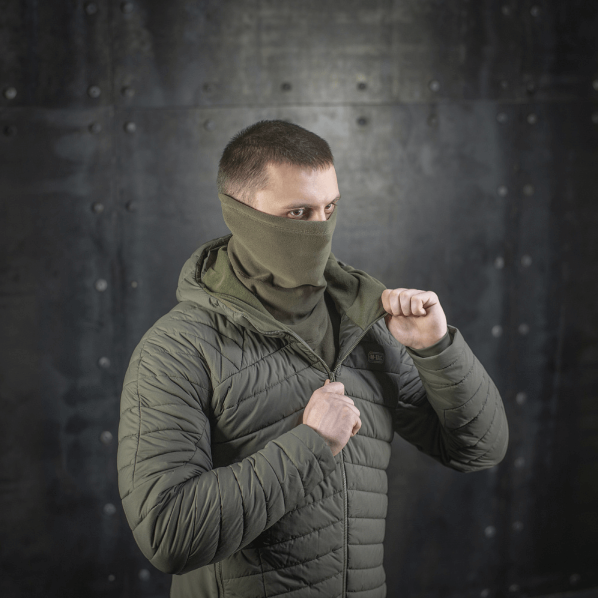 Mand iført M-Tac Polartec Anatomic Tube Scarf som ansigtsmaske, beskytter mod kulde og vind. Slidstærkt Polartec® fleece material, ideal til udendørs.