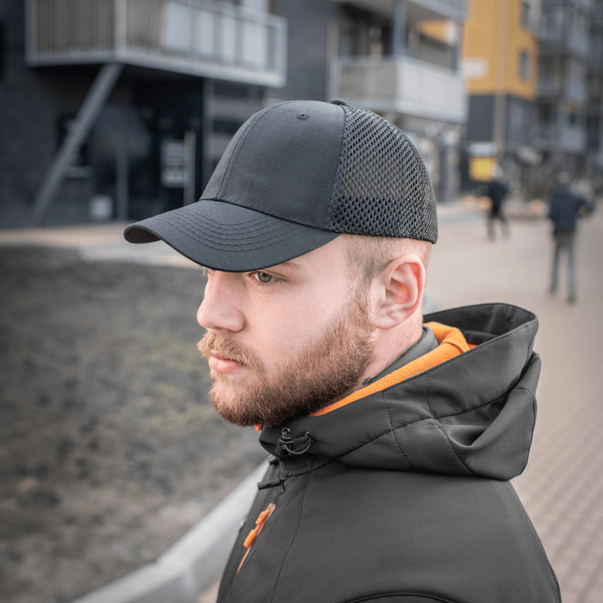 Mand iført M-Tac Mesh Flex Ripstop Baseball Cap med mesh-paneler på fortov, udendørs kasket med justerbar Velcro-strop.