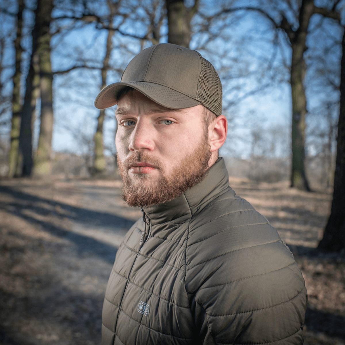 Mand bærer M-Tac Mesh Flex Ripstop Baseball Cap, der giver fremragende ventilation og komfort under udendørs aktiviteter.