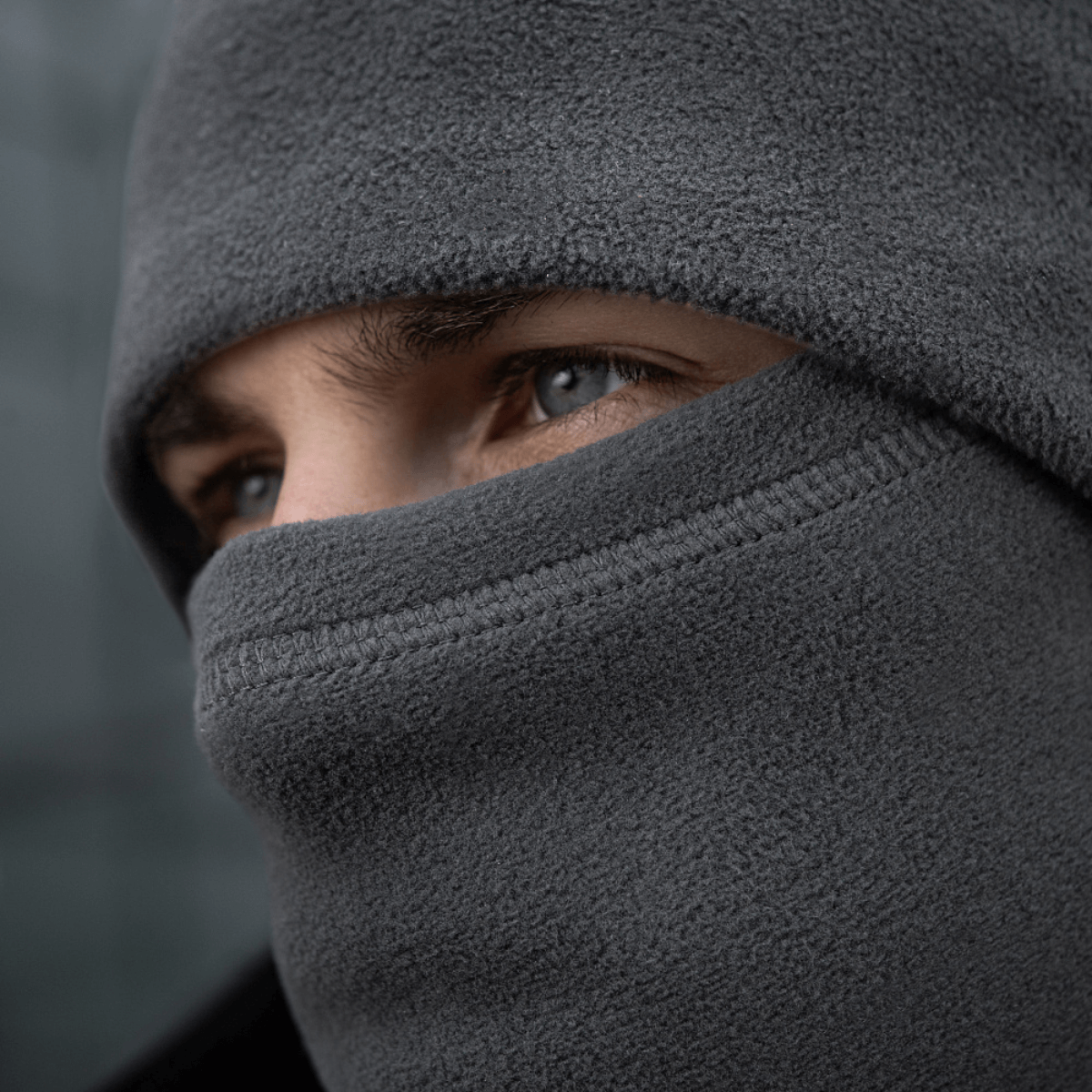 M-Tac Polartec Lang Tubehalstørklæde i grå fleece, anvendt som ansigtsmaske, ideel til beskyttelse mod koldt vejr.