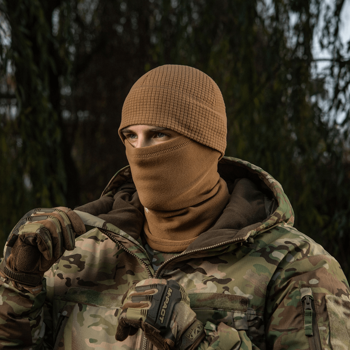 M-Tac Rip-Stop Fleece Hjelmliner i brug under koldt vejr, holdbar og vindtæt, ideel til udendørs aktiviteter i vinter.