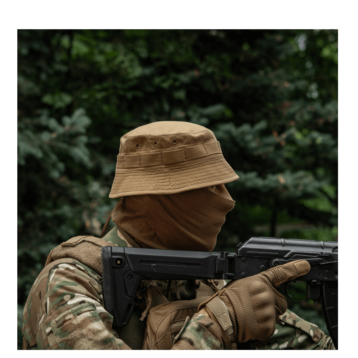 Soldat iført M-Tac Panamahat Gen. II Summer Flex i skovmiljø