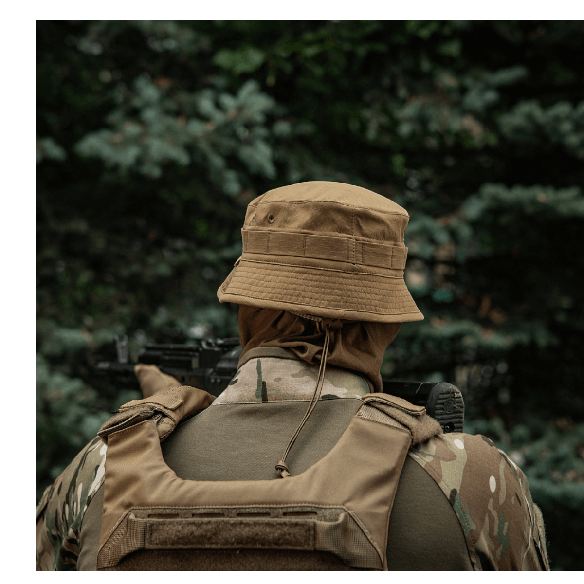 M-Tac Panamahat Gen. II Summer Flex i brug, komfortabel letvægts sommerhat med solbeskyttelse, perfekt til udendørs aktiviteter.