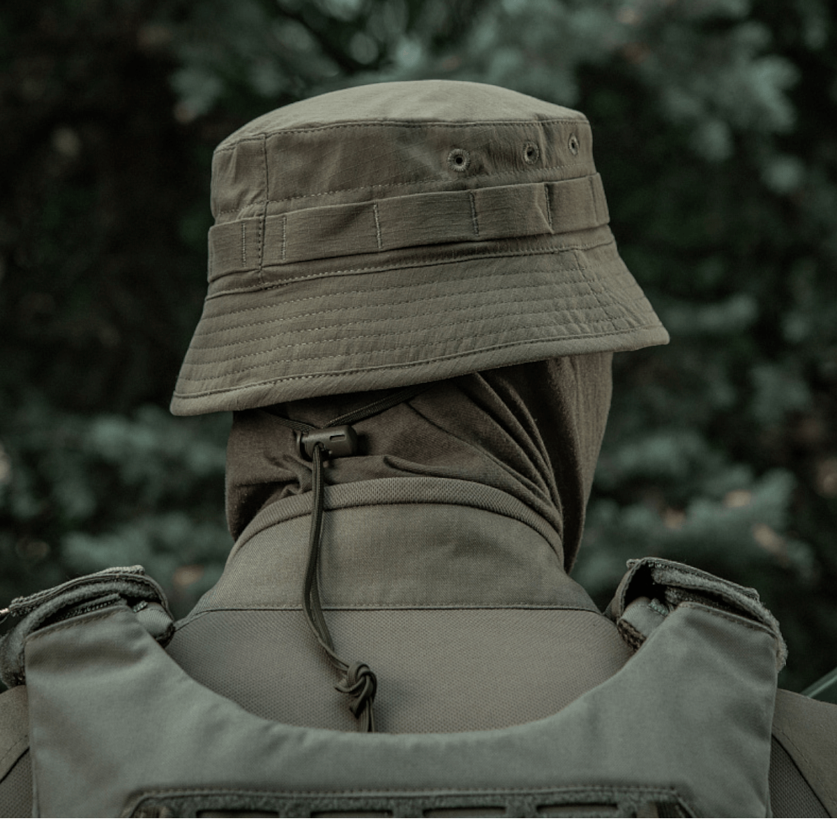 En person iført M-Tac Panamahat Gen. II Summer Flex, ideel til varm sæson med solbeskyttelse og let materiale for komfort.