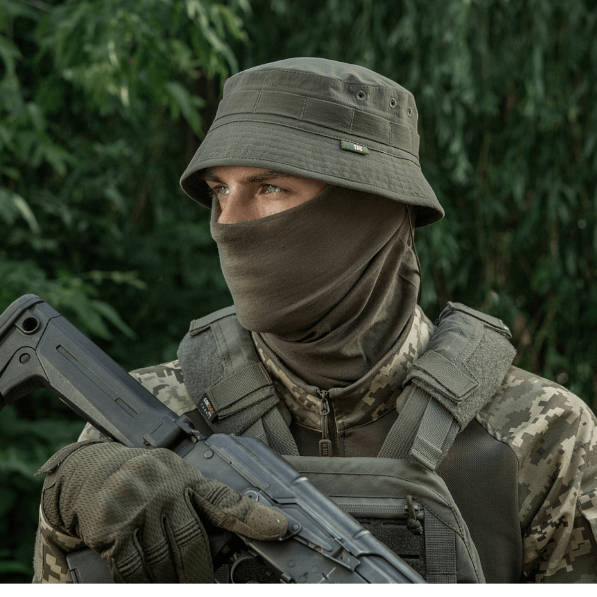 Soldat bærer M-Tac Panamahat Gen. II Summer Flex med camouflagetøj, ideel til sommerbrug med høj komfort og solbeskyttelse.