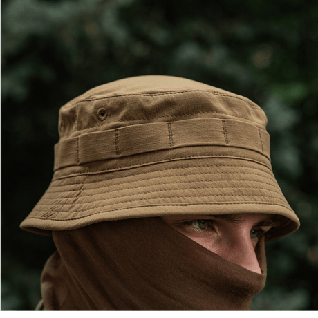 M-Tac Panamahat Gen. II Summer Flex i camel nylon/elastan med lav vægt, god ventilation og NIJ-certificering, vist i brug, gallery position 1.
