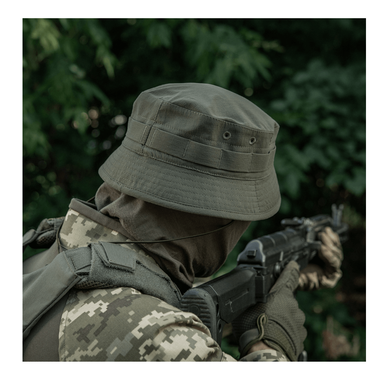 Person i camouflage med M-Tac Panamahat Gen. II Summer Flex i skovmiljø, ideel til solbeskyttelse og komfort.