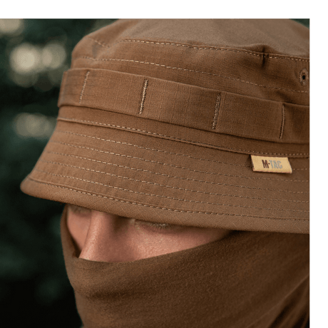 Nærbillede af M-Tac Panamahat Gen. II Flex Rip-Stop i brunt rip-stop stof med detaljer og syninger vist i galleri position 1.