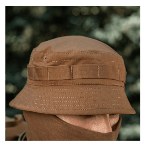 M-Tac Panamahat Gen. II Flex Rip-Stop i brunt rip-stop stof med NIJ-certificering vist i galleri position 1 på mannequin set fra siden.