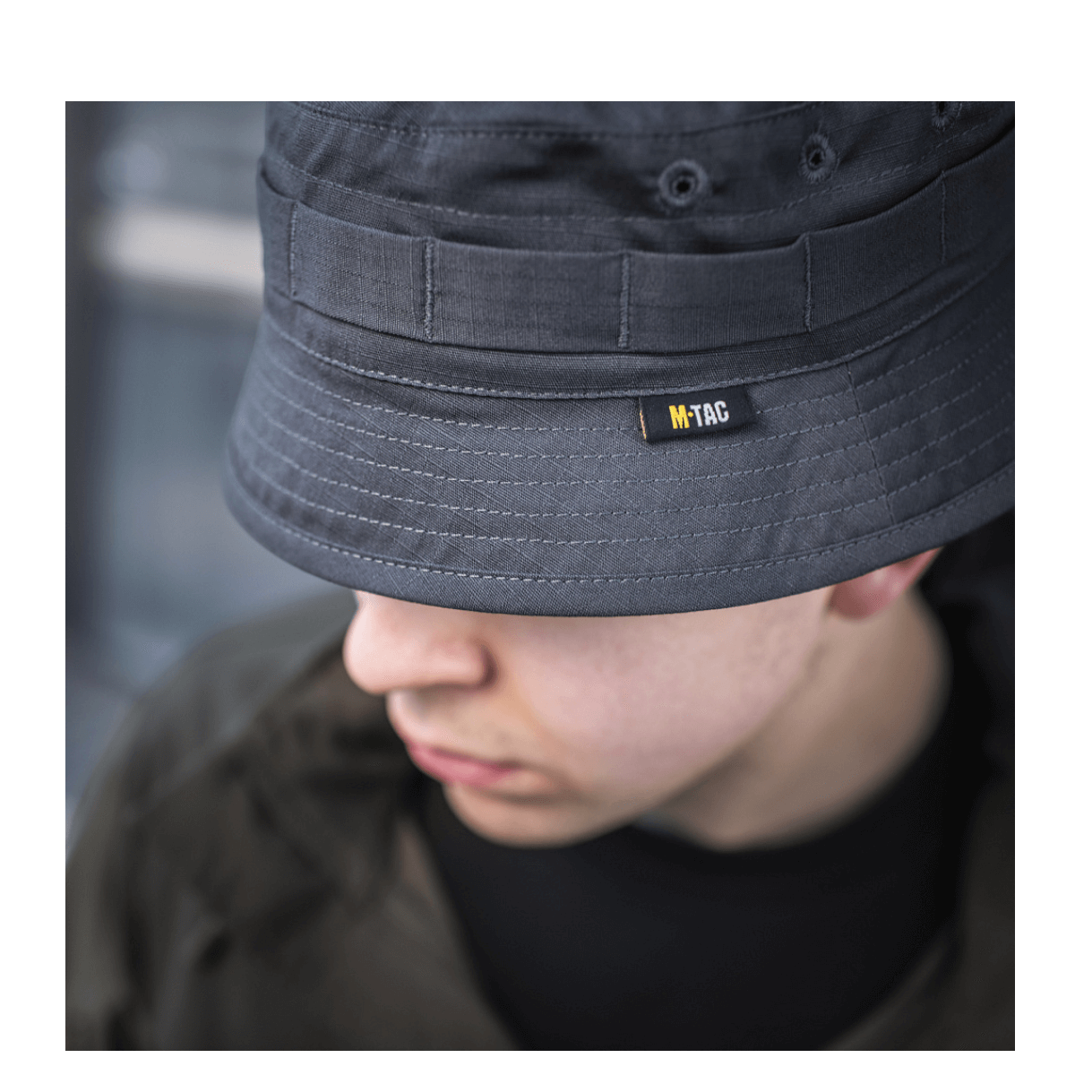 Mand iført M-Tac Panamahat Gen. II Flex Rip-Stop i slidstærkt rip-stop stof, ideel til varmt vejr.