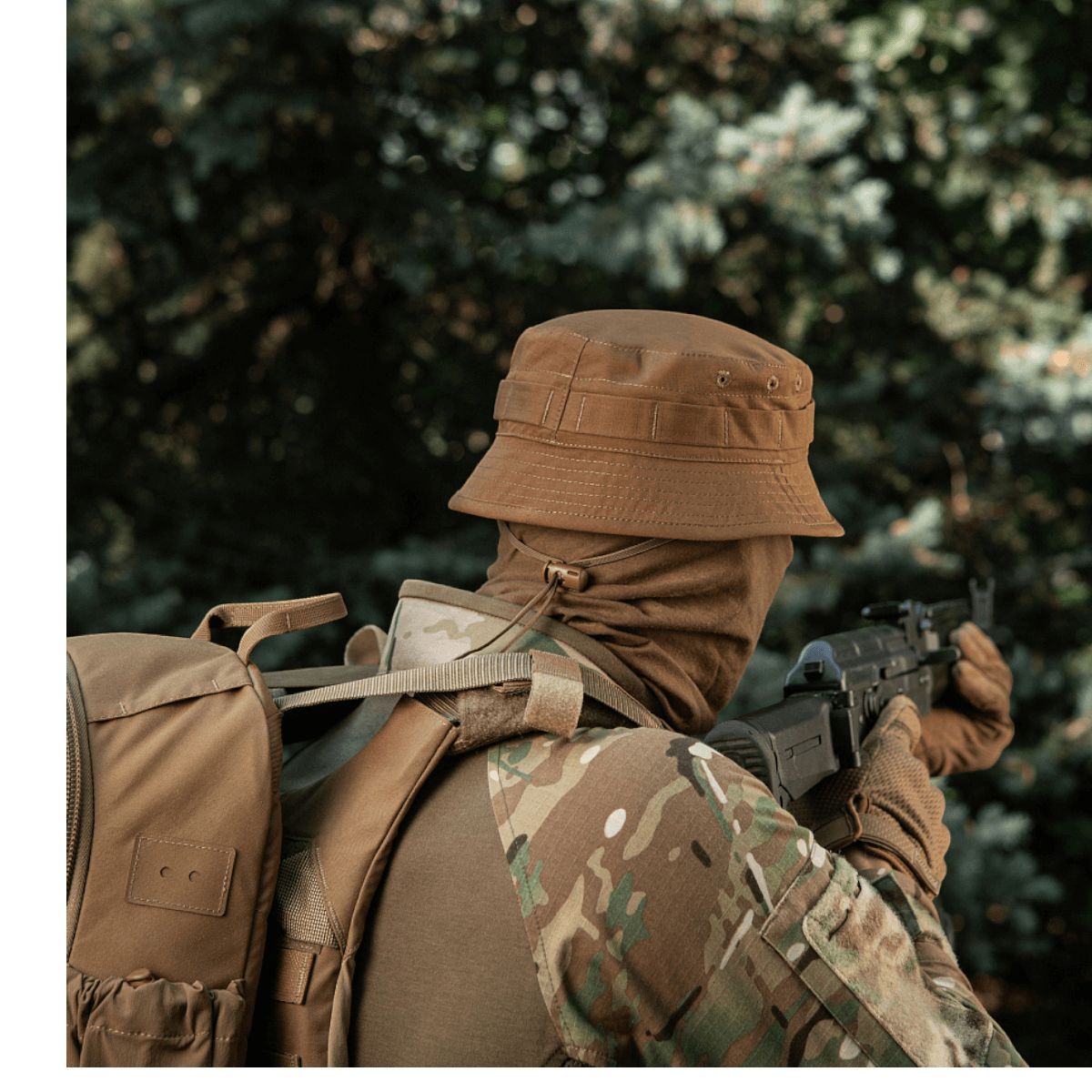 M-Tac Panamahat Gen. II Flex Rip-Stop i brug til taktisk formål, viser slidstærk komfort og skjulte syninger i naturmiljø.