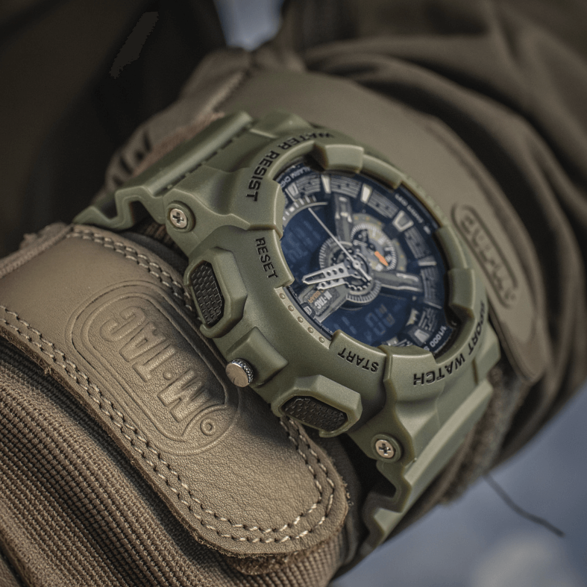 M‑Tac Sport Ur med robust polycarbonat urkasse, stopur og LED-baggrundsbelysning, designet til outdoor-aktiviteter. Sort silikonerem.