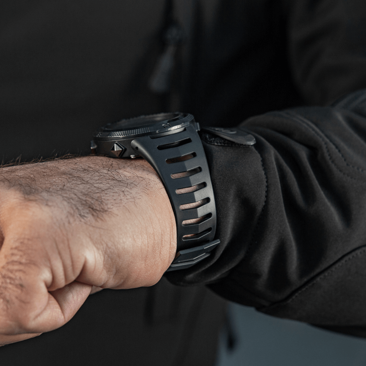 M-Tac Tactical Ur 2147 på håndled, robust ABS-plastik design, ideel til taktik og udendørs brug, med funktioner som kompas og LED-belysning.