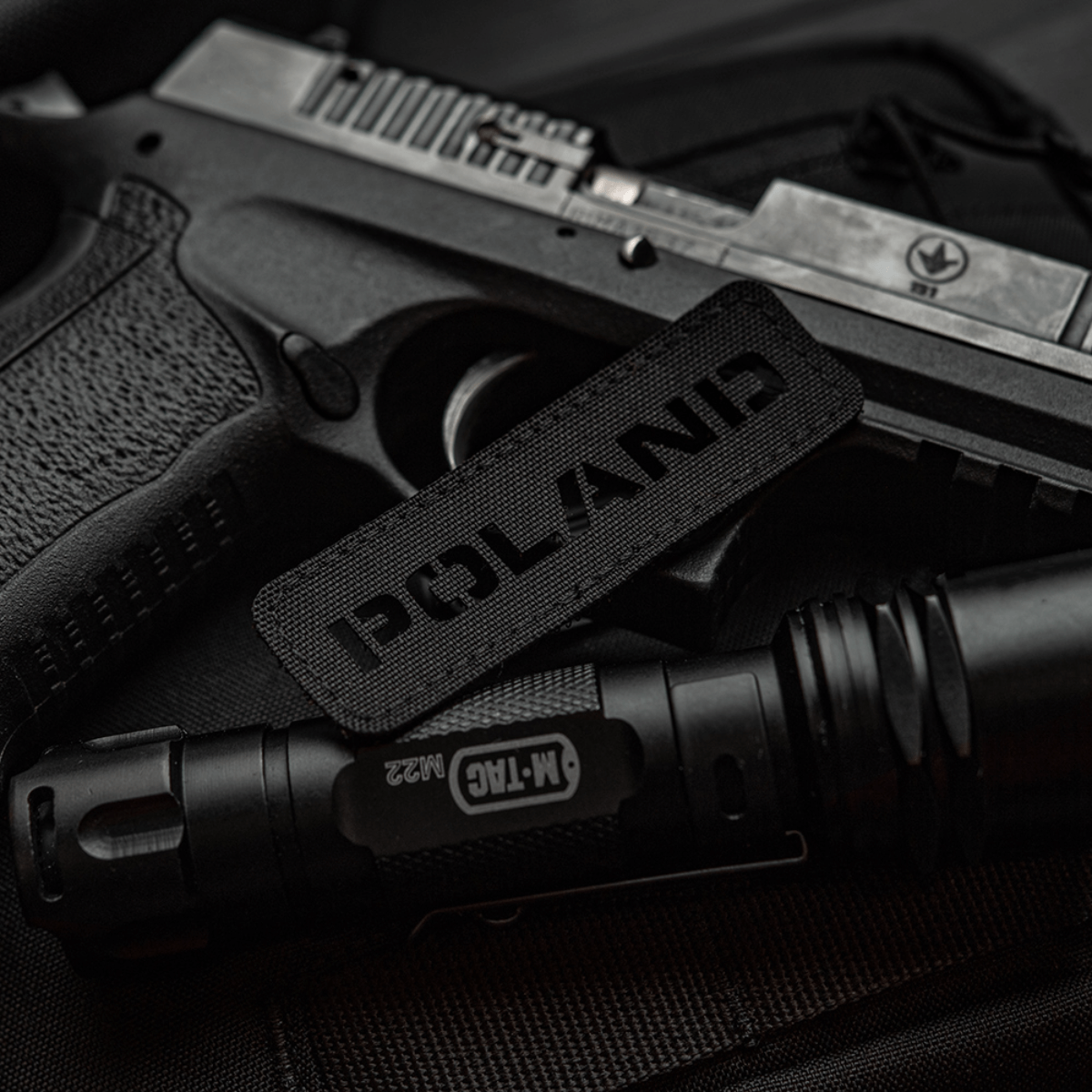 M‑Tac Patch Poland End-to-End 25x80 i Cordura 500D med velcrofastgørelse og Laser Cut-design, vist sammen med sort udstyr.