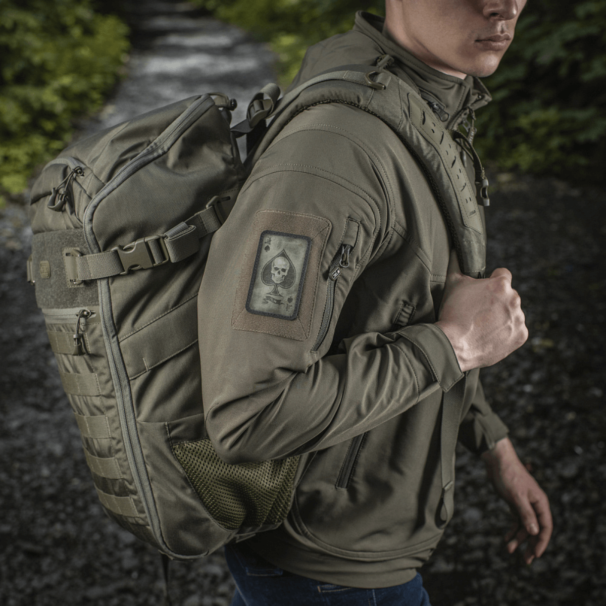 M-Tac Patch Ace of Spades på en jakke med vintage stil, symboliserer kampgejst, lavet af Cordura 500D, monteret med velcro.