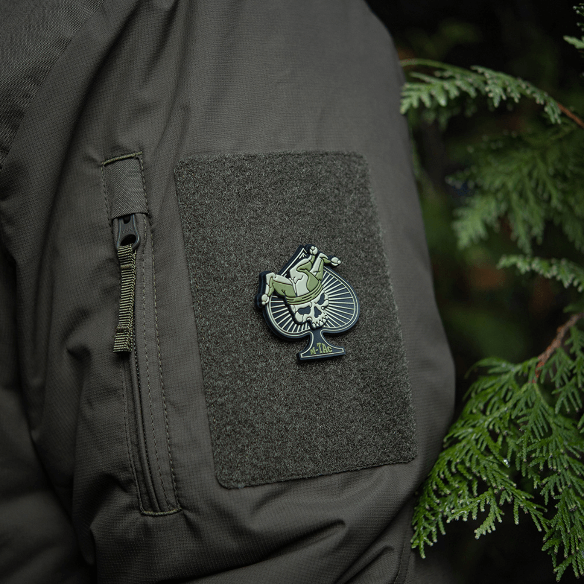 M-Tac Ace of Spades 3D PVC Patch på jakke, fastgjort med Velcro, ideel til militær og outdoor.