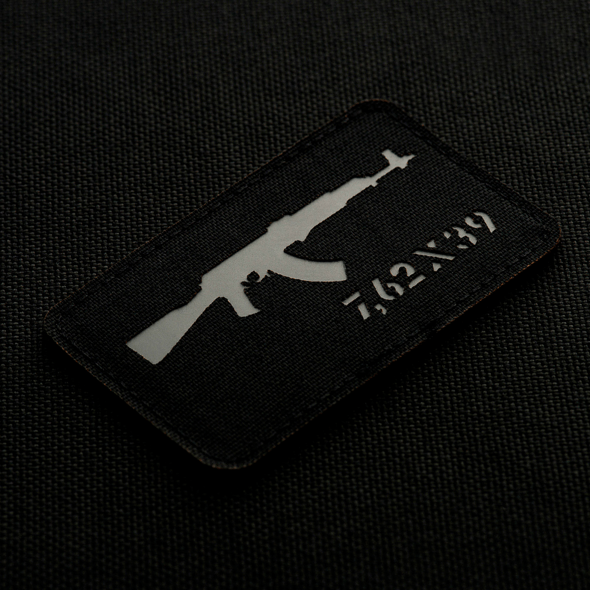 M-Tac AKM 7,62x39 Laser Cut Patch med Velcro, slidstærkt Cordura-materiale, designet med AKM-våbensymbol til taktisk brug.