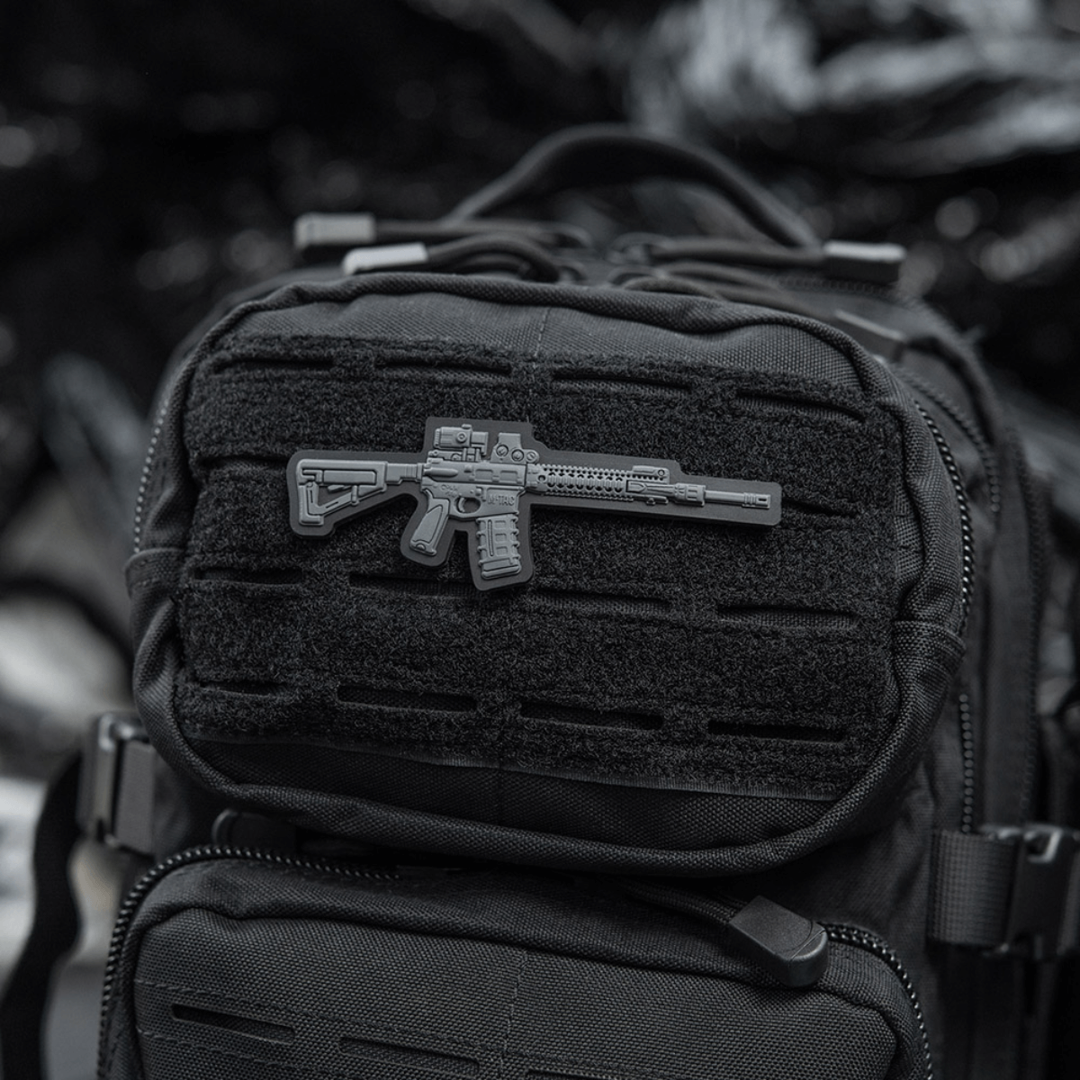 M-Tac AR-15 3D PVC Patch på rygsæk, taktisk morale patch med Velcro, slidstærk til udendørs brug og militær.