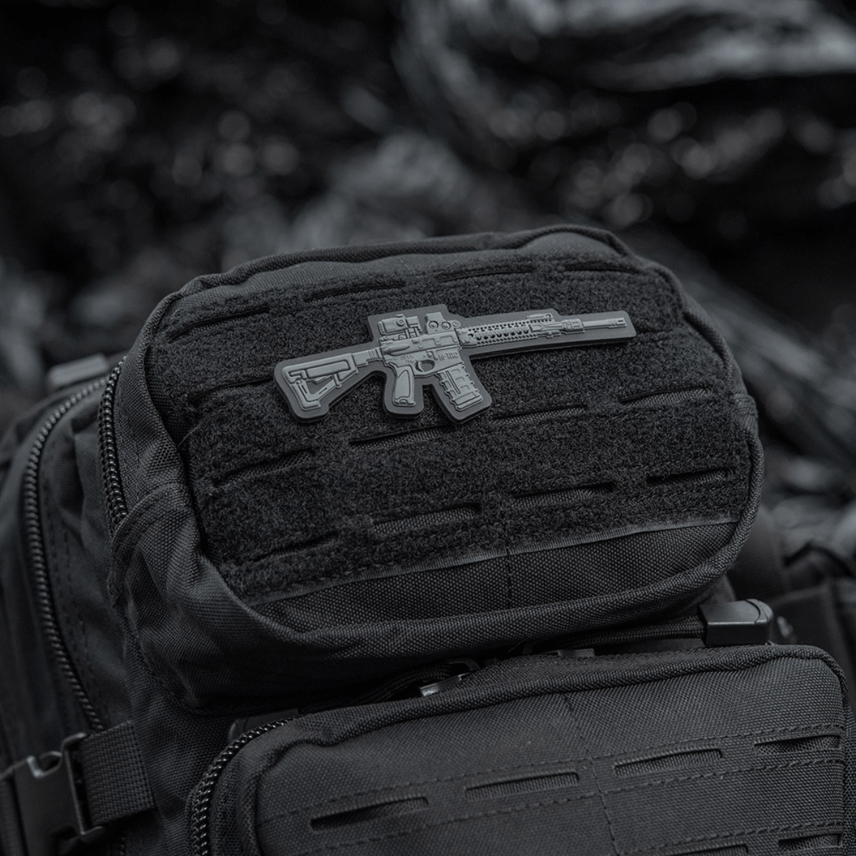 M-Tac AR-15 3D PVC Patch på rygsæk, taktisk morale patch til AR-15 entusiaster med Velcro fastgørelse, holdbar og slidstærk til outdoor.