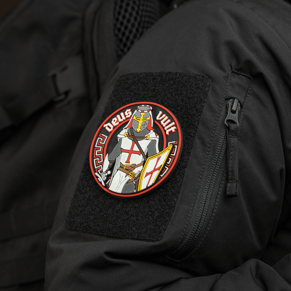 M-Tac Deus Vult 3D PVC Patch fastgjort på jakke med Velcro, militær moralmærke med riddermotiv og teksten 'Deus Vult', 80mm diameter
