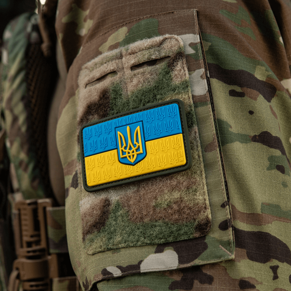 M-Tac Patch Ukraine Flag med Våbenskjold på camouflagejakke, PVC morale patch med 3D Trident og ukrainske farver, velcro-fastgørelse.