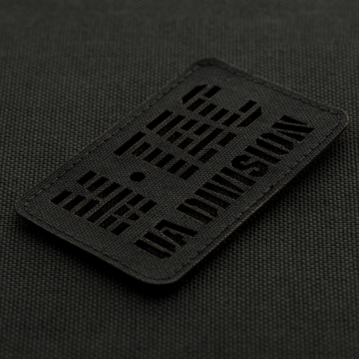 M-Tac Patch UA Division End-to-End Laser Cut i slidstærk Cordura 500D med velcro fastgørelse, ideel til uniform eller taktisk udstyr.