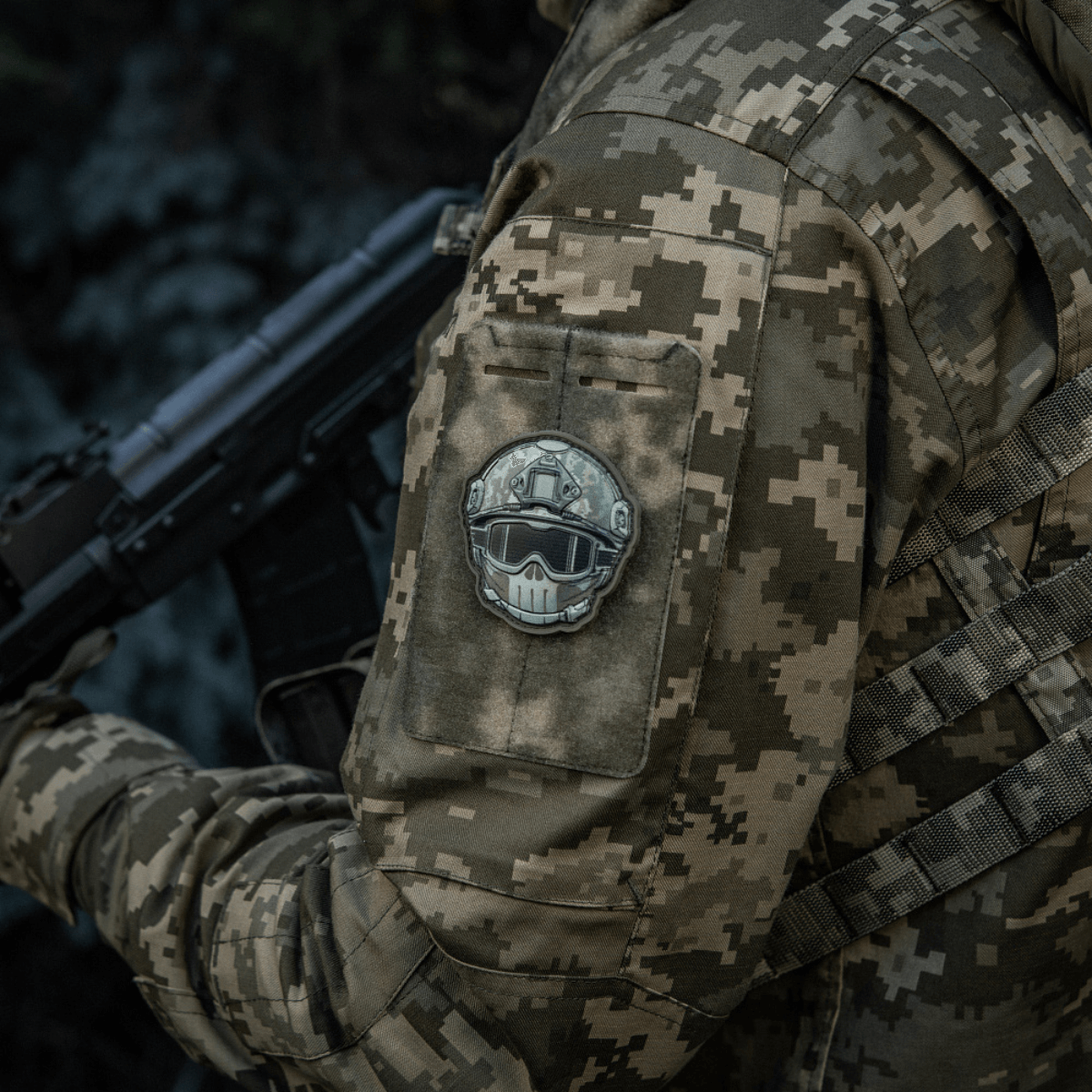 M-Tac Patch Emoji #20 med 3D PVC-effekt på camouflageuniform, taktisk morale patch med Velcro, perfekt til tøj og udstyr.