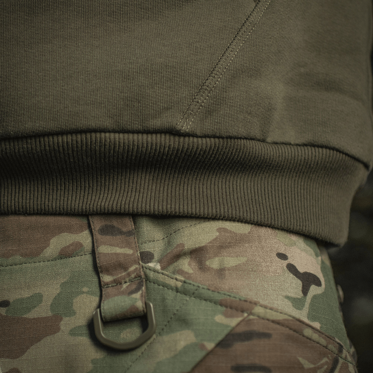 M-Tac Cotton Raglan Hard Hoodie og camouflagebuks i nærbillede, med fokus på materialets tekstur og detaljering.