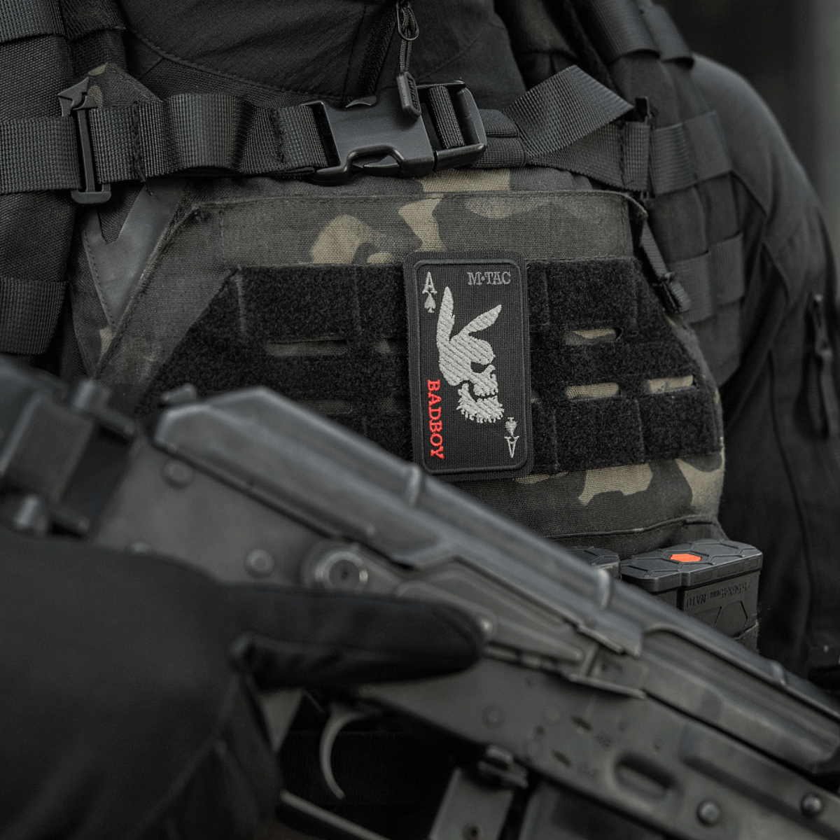 M-Tac Patch Bad Boy (Broderi) fastgjort på vest, symboliserer karisma, mod, frihed og humor. Ace of spades med kaninske kranium design.