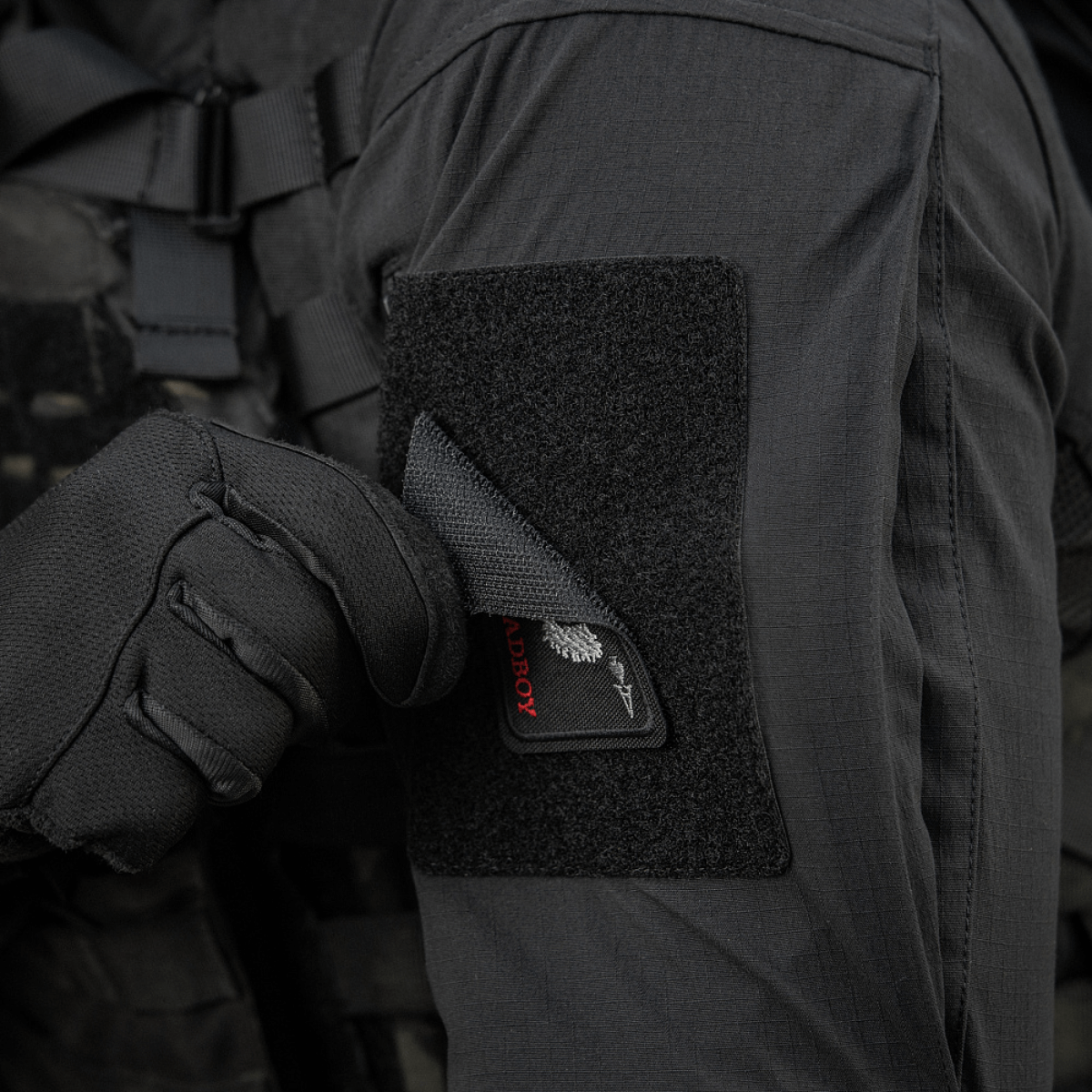 M-Tac Patch Bad Boy (Broderi) på militærjakke, broderet kanin kranium og spar es motiv, fastgjort med Velcro, symboliserer frihed og mod.