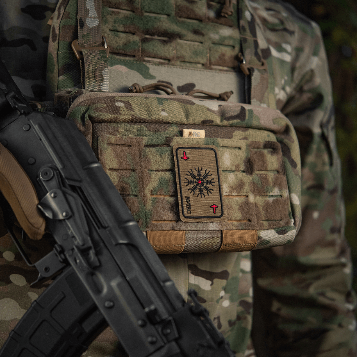 M-Tac Patch Kort Helm of Horror (Broderi) fastgjort til taktisk vest i camouflage med styrkesymbol Ægishjálmur, lavet af Cordura 500D.