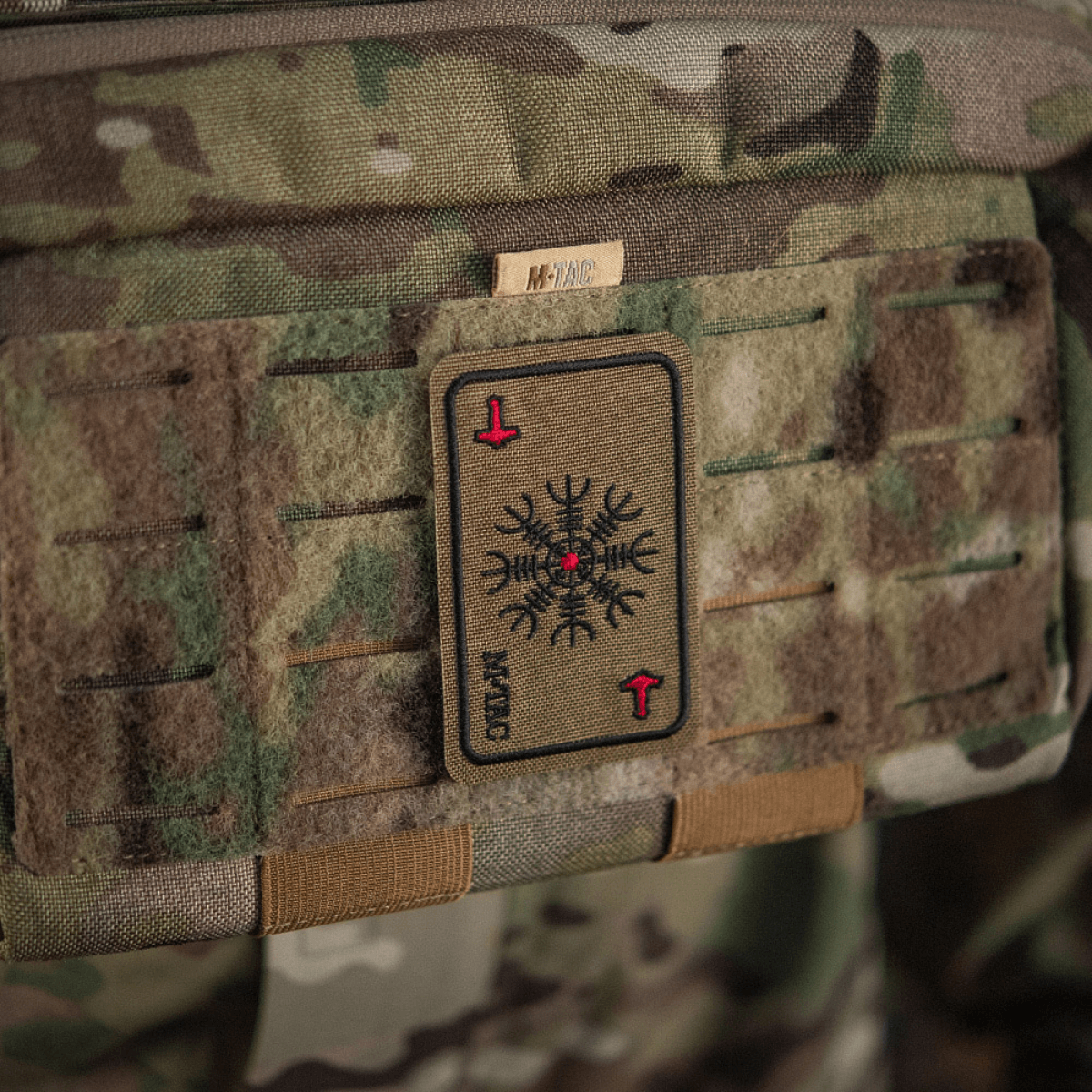 M-Tac Patch Kort Helm of Horror (Broderi) i broderet Cordura 500D med Velcro, 8x5 cm vikingetidssymbol på camouflagebaggrund