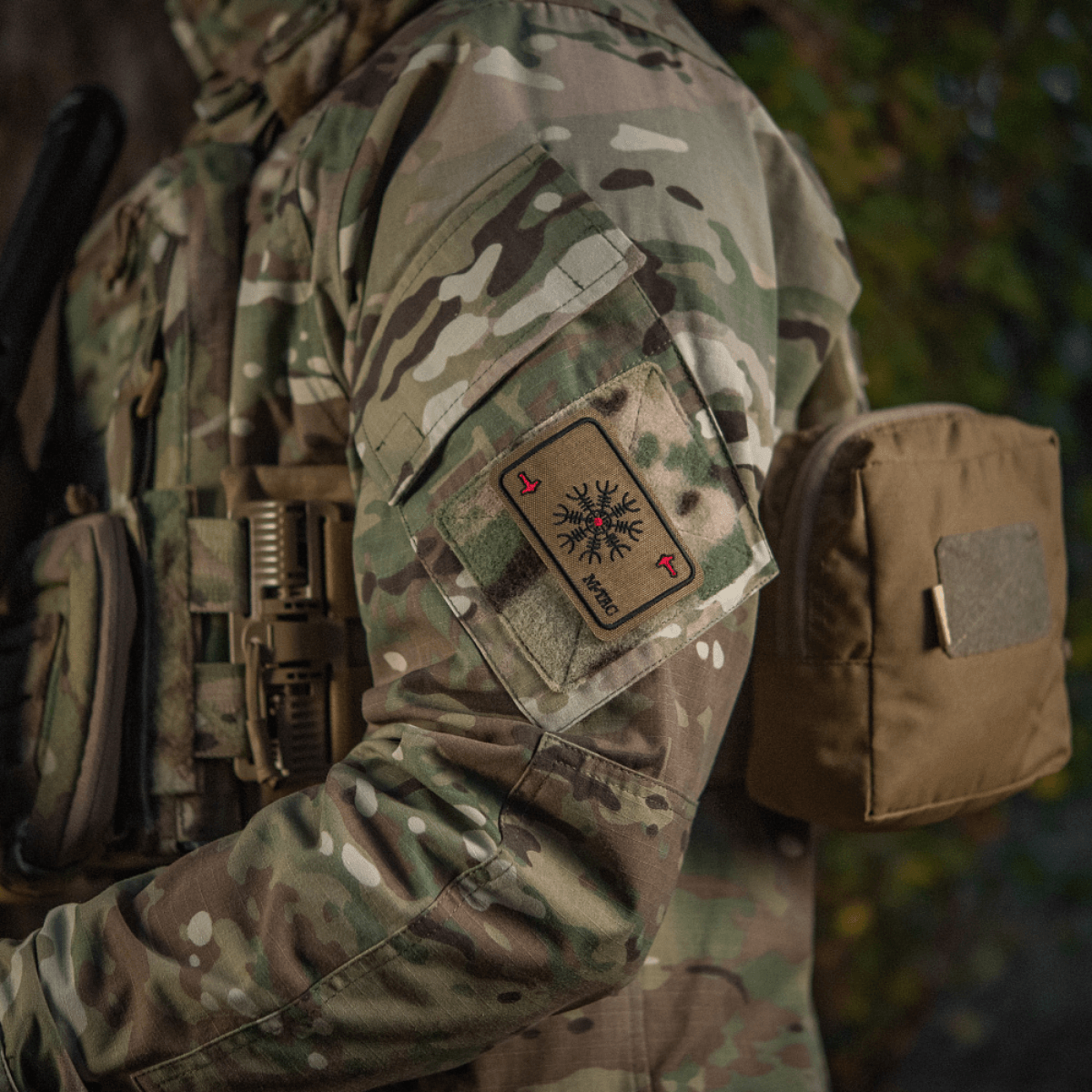 M-Tac Patch Kort Helm of Horror (Broderi) på camouflageuniform, broderet Cordura 500D, ægishjálmur symbol, fastgjort med velcro, 8x5 cm