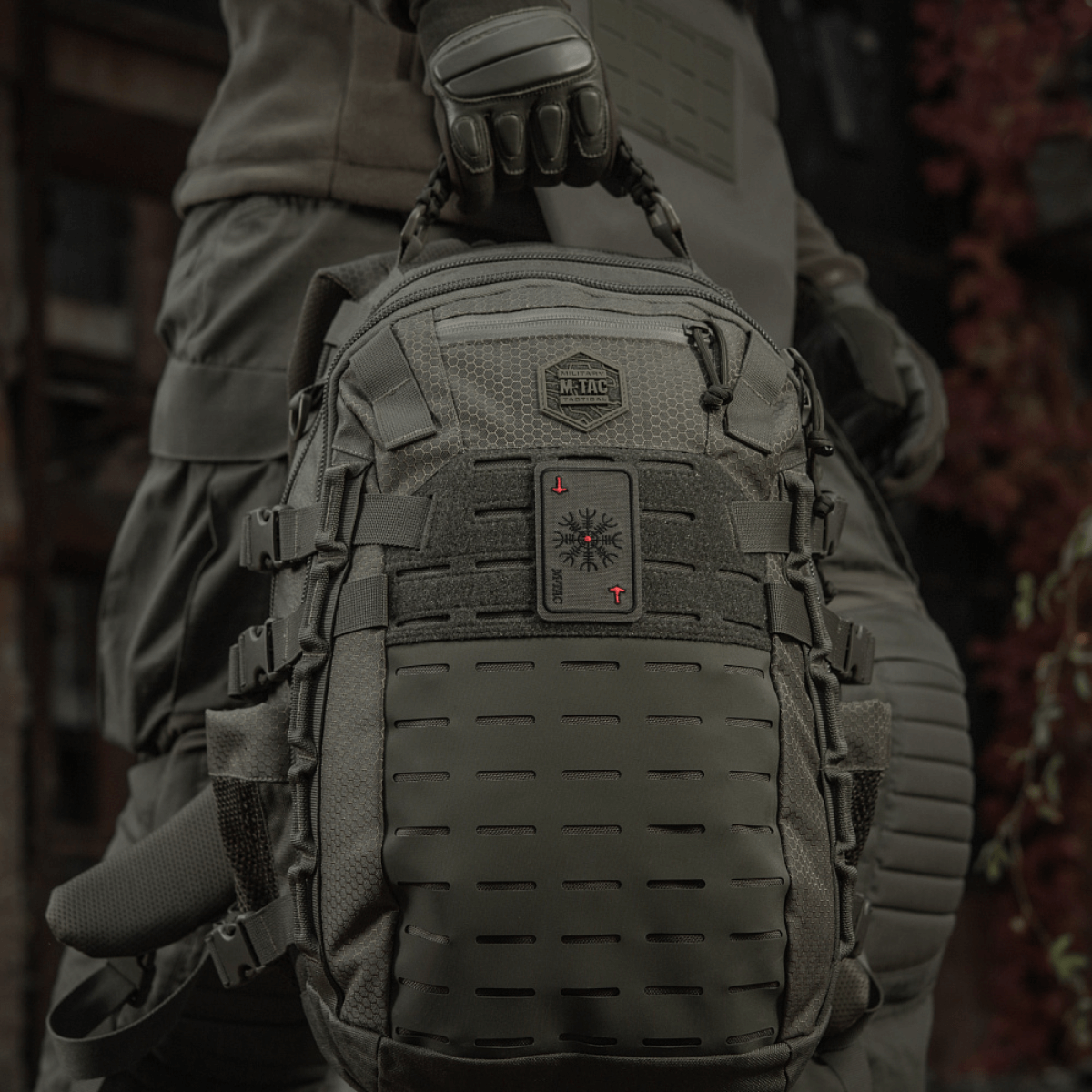 M-Tac Patch Kort Helm of Horror (Broderi) fastgjort til rygsæk i robuste materialer. Historisk vikingesymbol for styrke og sejr, Ægishjálmur.