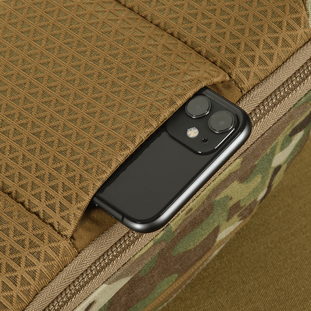 M-Tac Sphaera Hardsling Bag Large Elite med Velcro i Cordura, der viser en smartphone i en lomme. Holdbar og funktionel design taske.