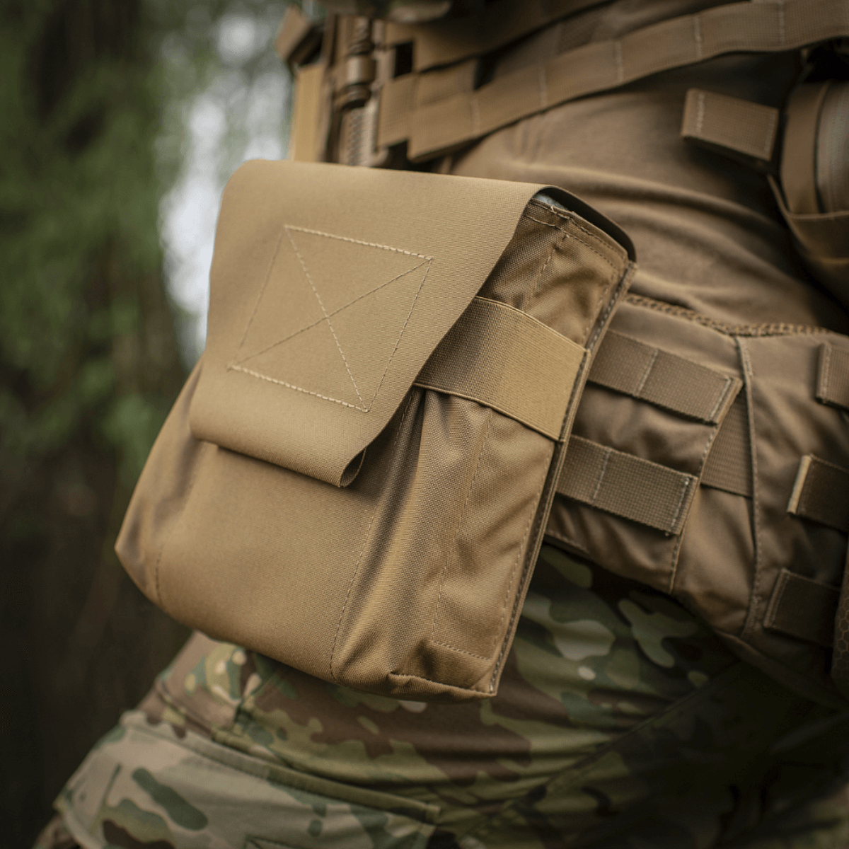alt="M-Tac Pouch til M249 Cartridge Box Closed monteret på camouflagedragt"