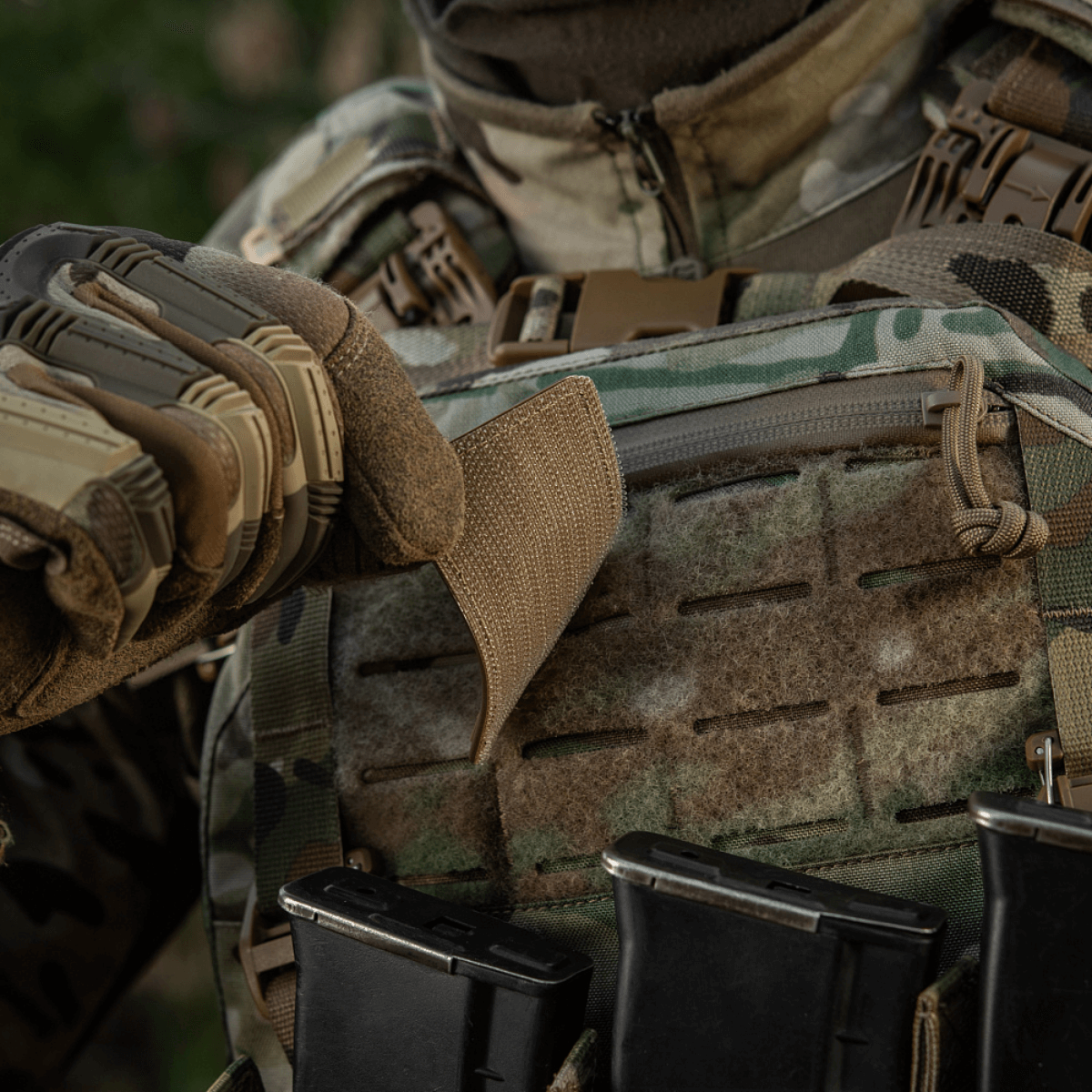 M-Tac patch Ukraine Flag med ZSU Trident PVC monteret på militærvest i skovkamouflage omgivelser