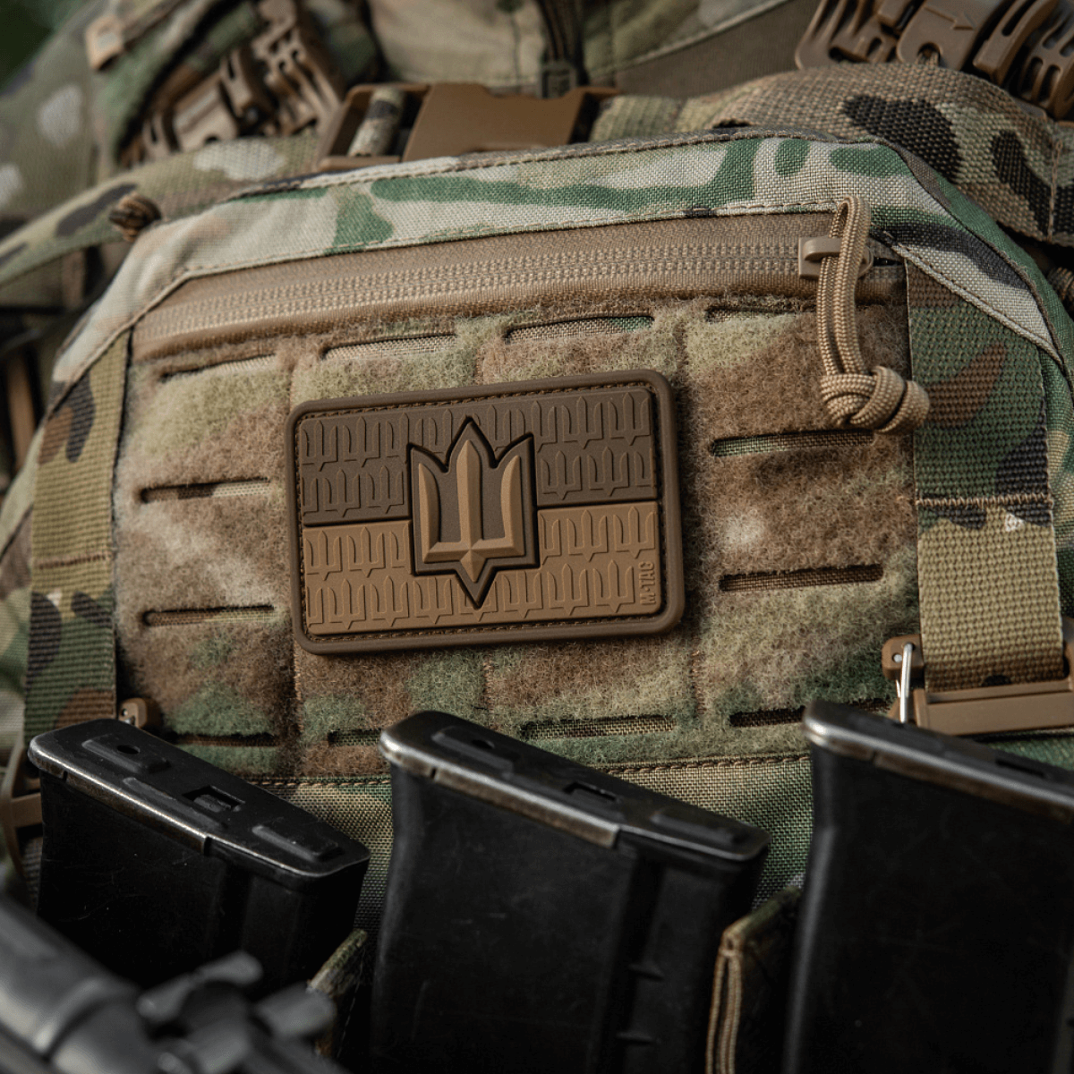 M-Tac patch Ukraine Flag med ZSU Trident PVC på militær vest, viser ukrainsk stolthed og arv, lavet af holdbar PVC med 3D design.