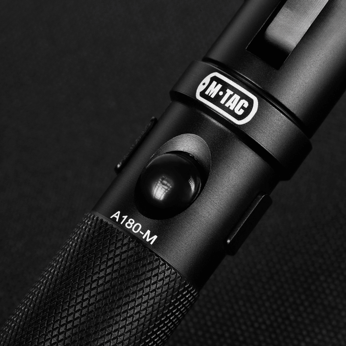 M-Tac Lommelygte A180 med justerbar retning og magnetisk fastgørelse, LED CREE XPG2, 140 lumen, i sort aluminium.