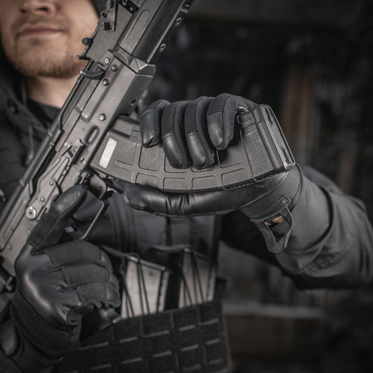 M-Tac Handsker Police Gen.2 taktiske handsker med polstringshåndflader og skridsikkert greb for sikre operationer med våben.