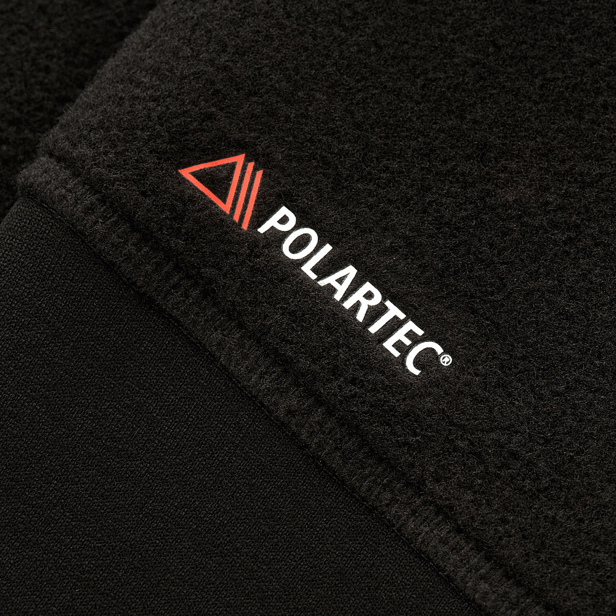 Nærbillede af M-Tac Polartec Sport Fleecejakke med Polartec-logo, viser kvalitet og tekstur af premium 200 Series fleece materiale.