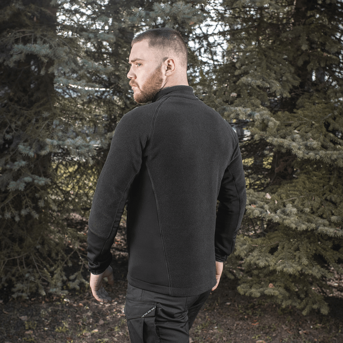 Mand i M-Tac Polartec Sport Fleecejakke i skov, bagfra, viser jakken som passer til overgangs- eller koldt vejr. Komfortabel fleece.