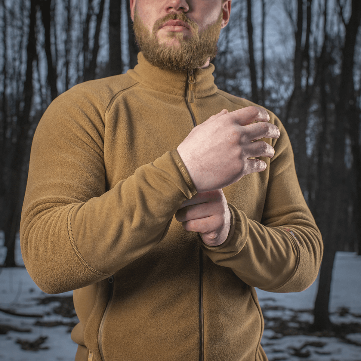 M-Tac Polartec Sport Fleecejakke i brug til overgangssæson, lavet af Polartec® 200 Series fleece for varmeisolering og komfort.