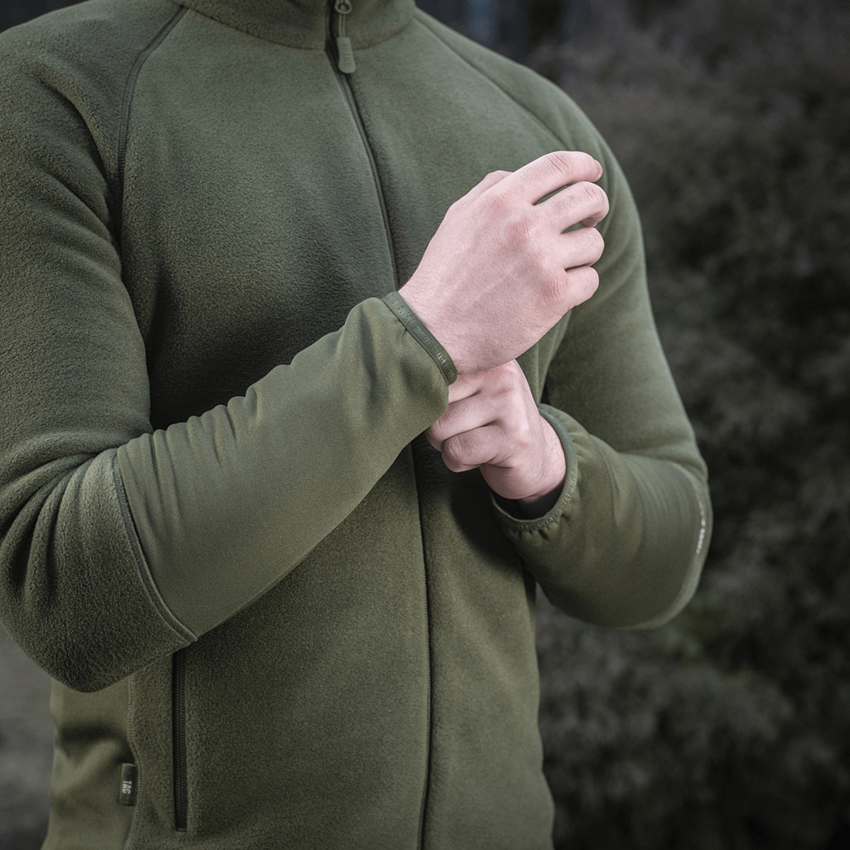 M-Tac Polartec Sport Fleecejakke i grønt viser detaljer og pasform, ideel til lag-på-lag-beklædning i overgangsperioder og koldt vejr.